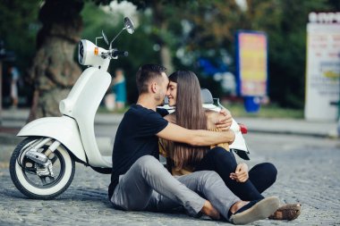 Şirin çift ile onların scooter şehir