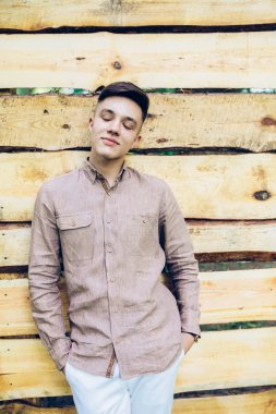 yakışıklı olan ahşap duvar arka plan üzerinde