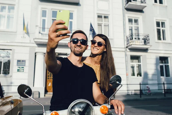 Roztomilý pár udělat selfie na koloběžce — Stock fotografie