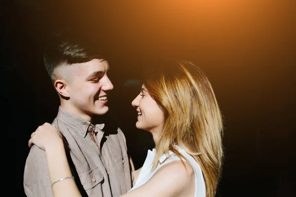 Couple facing each other — Stock Photo, Image