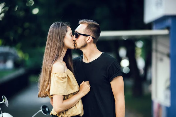 Мила пара цілується — стокове фото