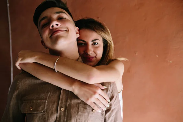 Menina abraçando cara por trás — Fotografia de Stock