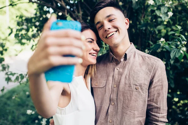 Muž a žena udělat selfie — Stock fotografie