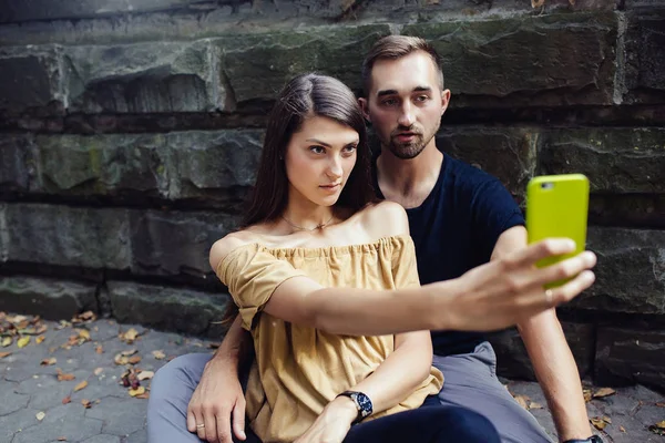 Mladý nádherný pár udělat selfie — Stock fotografie