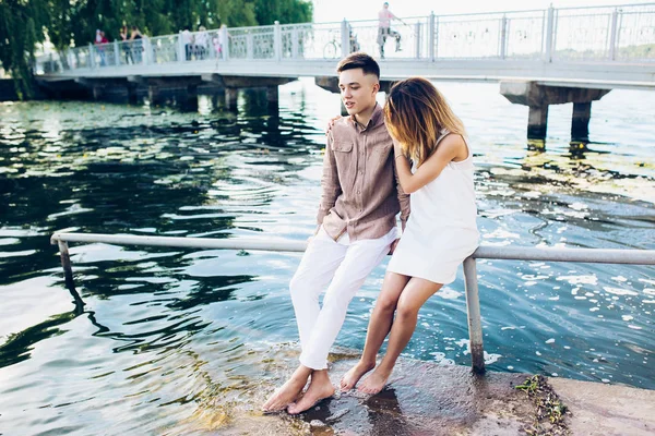 Uomo e donna in posa sul lago — Foto Stock