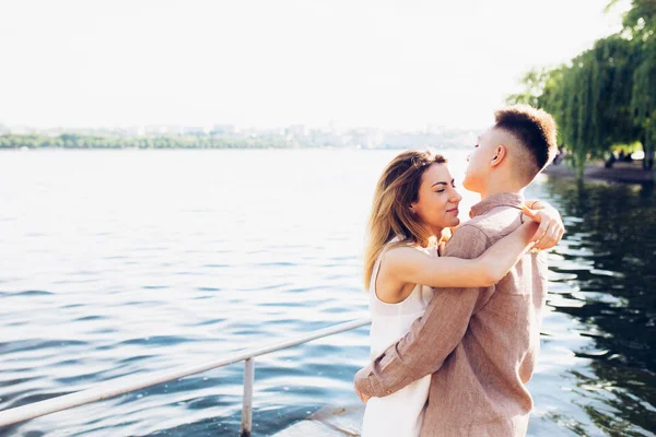 Homem e mulher posando no lago — Fotografia de Stock