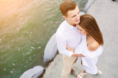 erkek ve kadın göl üzerinde poz