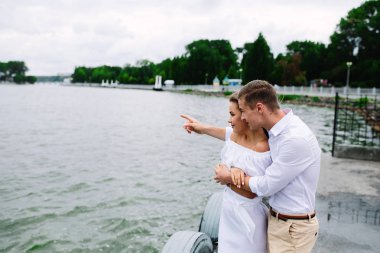 erkek ve kadın göl üzerinde poz