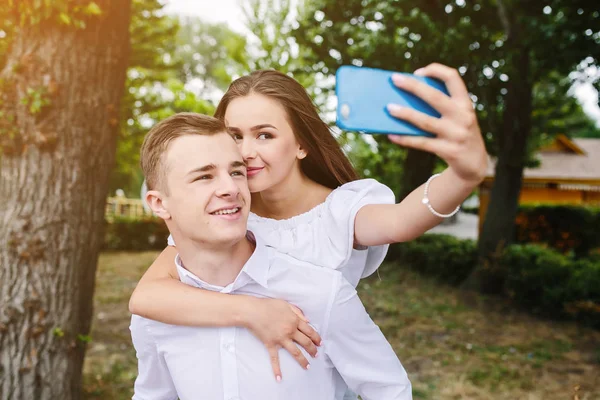 Bella giovane coppia fa selfie — Foto Stock