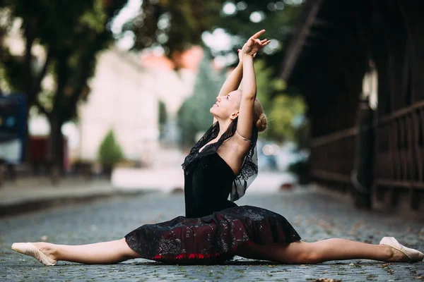 Bailarina haciendo las divisiones —  Fotos de Stock