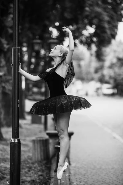 Şehir merkezinde poz balerin — Stok fotoğraf