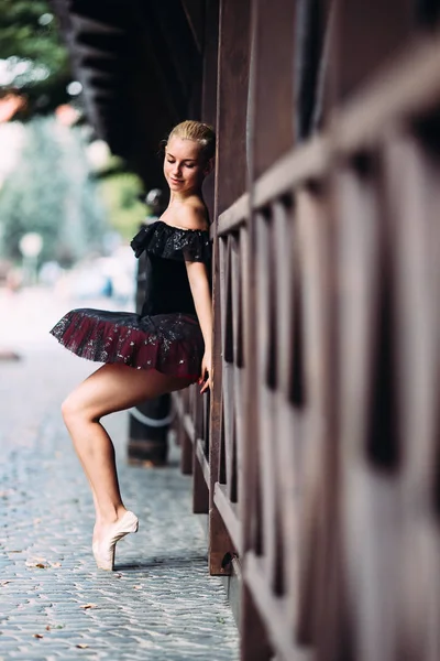 Bailarina posando en el centro de ciudad — Foto de Stock