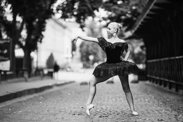 Bailarina posando en el centro de ciudad — Foto de Stock