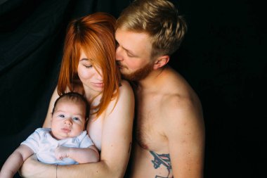 siyah bir arka plan üzerinde mutlu aile