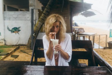 bir tezgah içki kokteyl kız