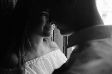 Çift birbirlerine bakacak şekilde