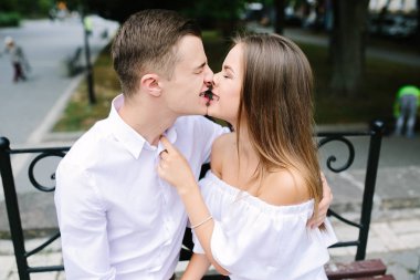 erkek ve kadın parkta bir bankta