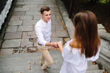 Parkta poz veren çift