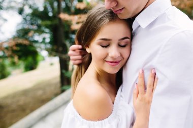 Parkta poz veren çift