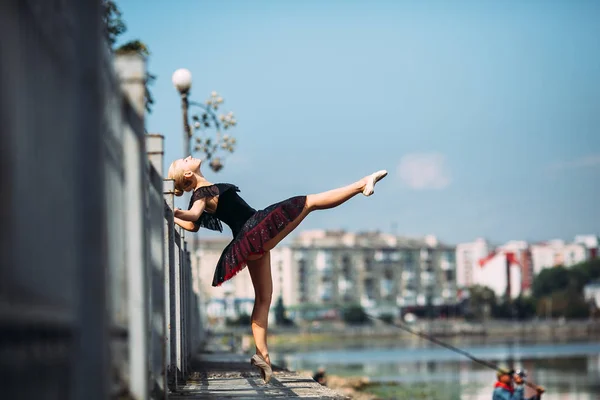 Balerina pózol a háttérben a tó — Stock Fotó