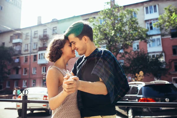 Casal feliz na rua olhando uns aos outros — Fotografia de Stock