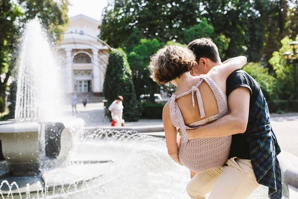 Beautiful young couple at the fountain — Stock Photo, Image