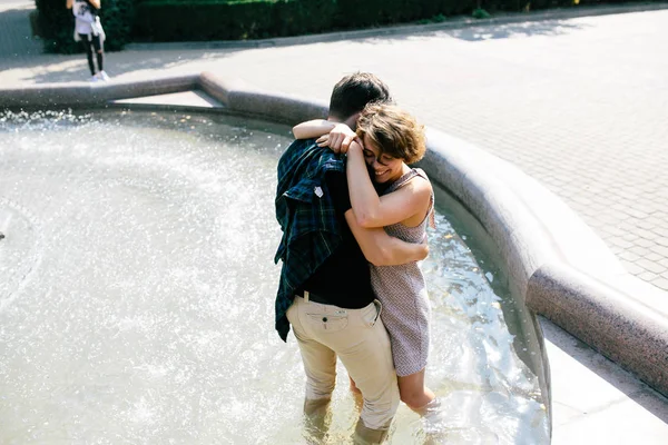 Beautiful young couple at the fountain — Stock Photo, Image