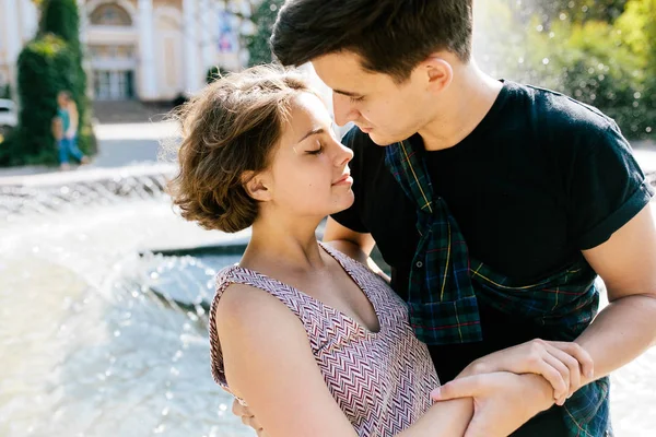 Belo jovem casal na fonte — Fotografia de Stock