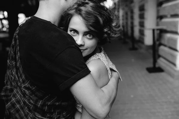 Casal abraçando na rua — Fotografia de Stock