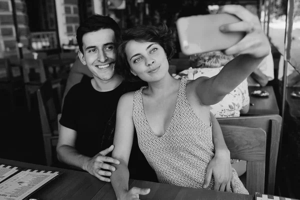 Cara e a menina fazer selfie no café fora — Fotografia de Stock