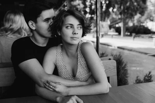 Casal sentado em um café fora — Fotografia de Stock