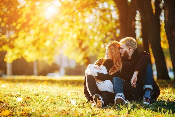 Genç aile ve sonbahar Park yeni doğan oğlu — Stok fotoğraf