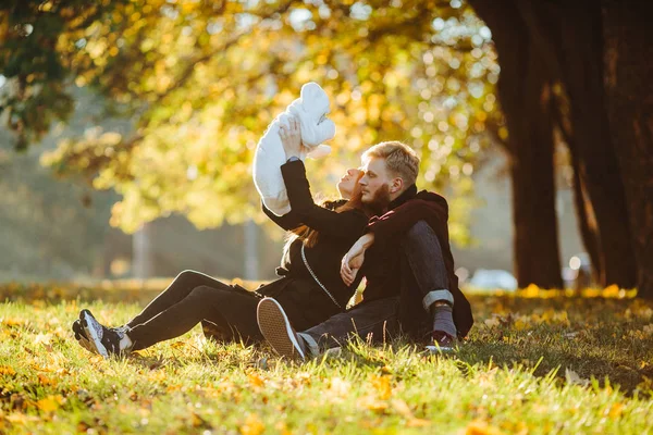 Giovane famiglia e neonato nel parco autunnale — Foto Stock