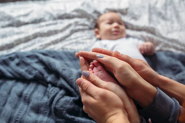 Babys pies en las manos —  Fotos de Stock