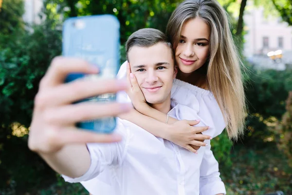 Schönes junges Paar macht Selfie — Stockfoto