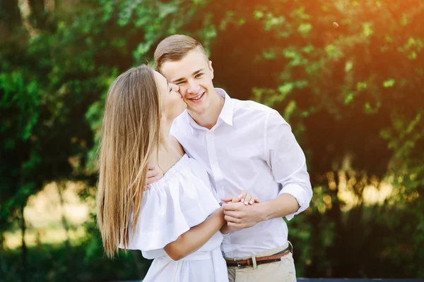 Jonge brunette man en vrouw in het park — Stockfoto