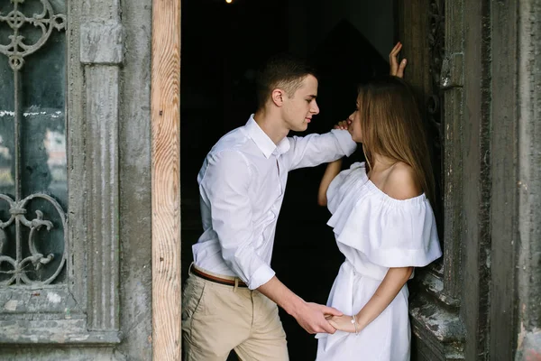 Pareja posando en la puerta —  Fotos de Stock