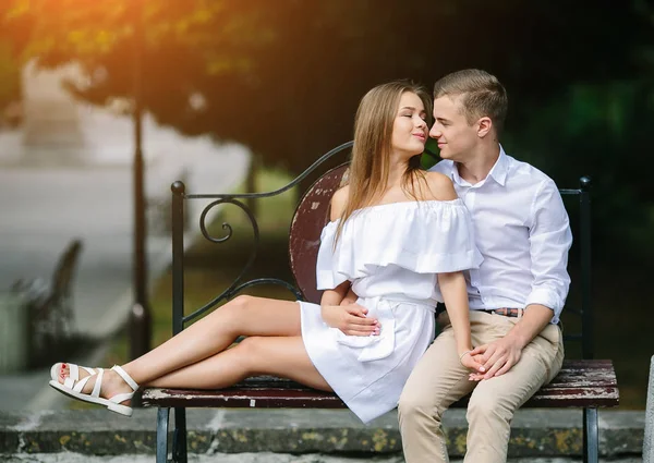 Uomo e donna su una panchina nel parco — Foto Stock