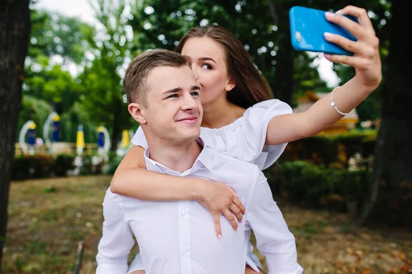 Belo jovem casal faz selfie — Fotografia de Stock