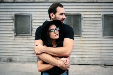 adam kız arkadaşı arkadan sarılma