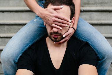 Kadın kapakları adamın yüzü