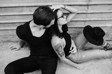 erkek ve kadın bir arka plan gri duvar üzerinde poz