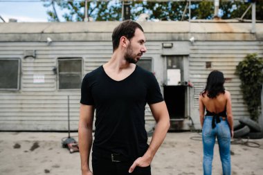 adam ve kadın ayakta sırt birbirlerine