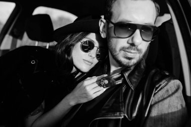 Arabadaki genç ve güzel bir çiftin portresi.