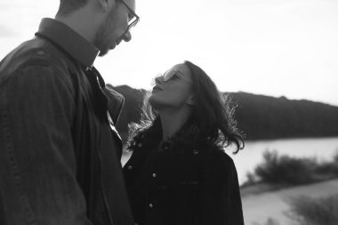 güzel genç çift birbirine bakarak