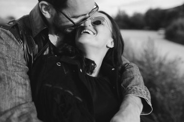 adam kız arkadaşı şefkatle sarılma