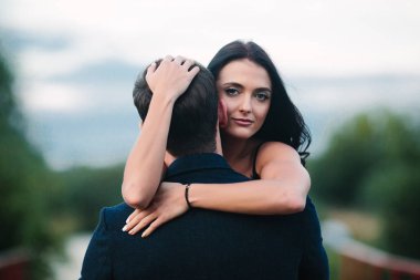 adam kız arkadaşı üzerinde elele