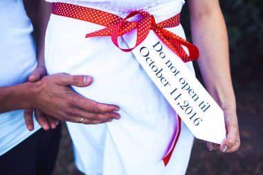 kocasını şefkatle onun hamile eşi için umurunda