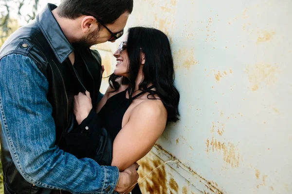 Homem e mulher em um lugar abandonado — Fotografia de Stock