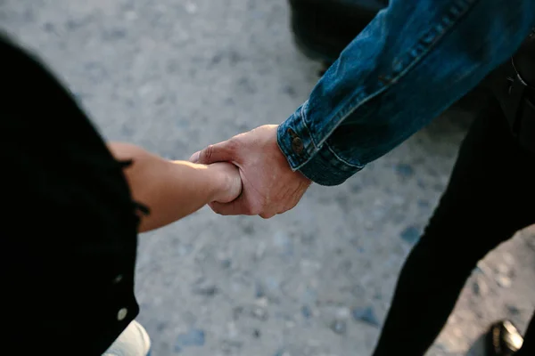 Мужские и женские руки вместе — стоковое фото